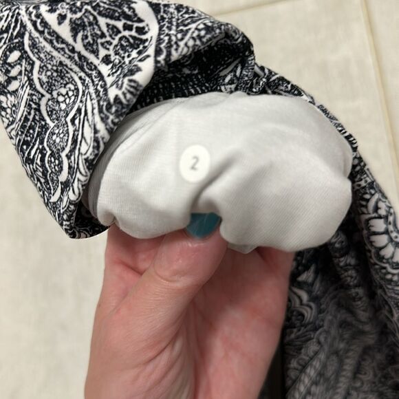 Lululemon 2 black and white 25” legging - Picture 2 of 4